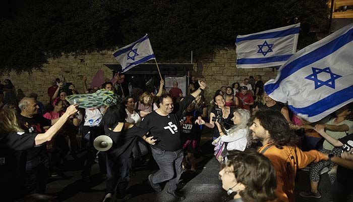 Israeli protesters dance and cheer during a demonstration against Israeli Prime Minister Benjamin Netanyahu outside his official residence in Jerusalem on Saturday. || Photo: Ariel Schalit/AP 