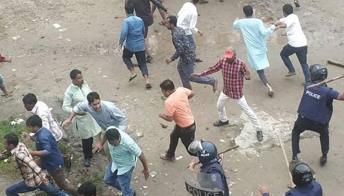 The incident took place between the supporters of the member candidate Firoz Mridha and his rival Montu Hawladar at Kamalapur Government Primary School Centre in Khanjapur union around 12:15 pm. || Photo: Collected 
