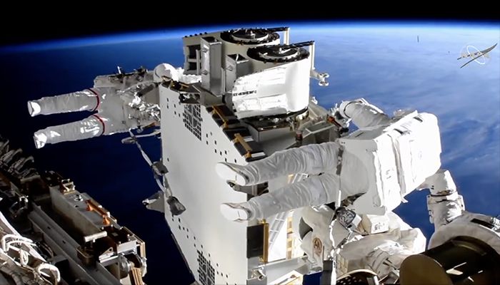 A French and an American astronaut embarked on a spacewalk Sunday to complete the installation of new solar panels. || Photo: Collected 