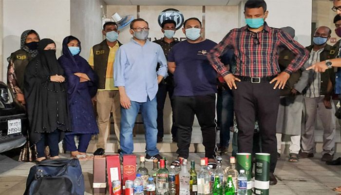 Businessman and Dhaka Boat Club member Nasir U Mahmood (jeans pants and sky blue shirt) arrested along with four others at Uttara on Monday, Jun 14, 2021 in a case filed by film actress Pori Moni on charges of attempted rape and murder. || Photo: Collected 