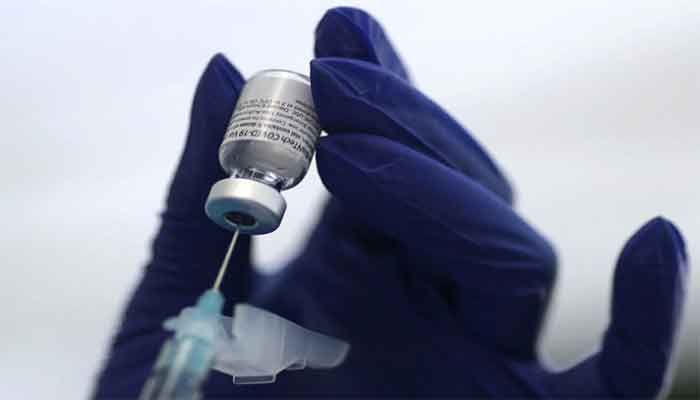 A healthcare worker prepares a Pfizer Covid-19 vaccination in Los Angeles, California, US, January 7, 2021.|| Photo: Reuters 