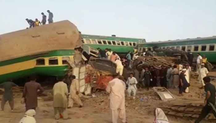 2 Trains Collide in Pakistan, Killing At Least 25  
