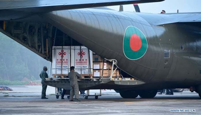 Workers unload China-donated COVID-19 vaccines and AD syringes shortly after a military transport plane landed in Dhaka, Bangladesh, on May 12, 2021. || Photo: Xinhua