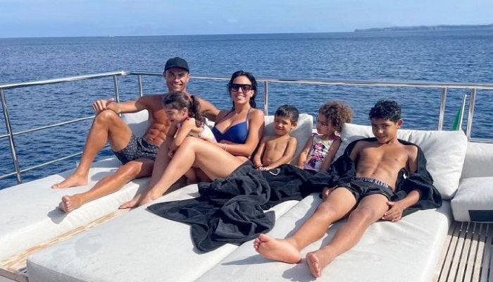 Portugal captain Cristiano Ronaldo and his family enjoying their moments on a yacht. || Photo: Collected 
