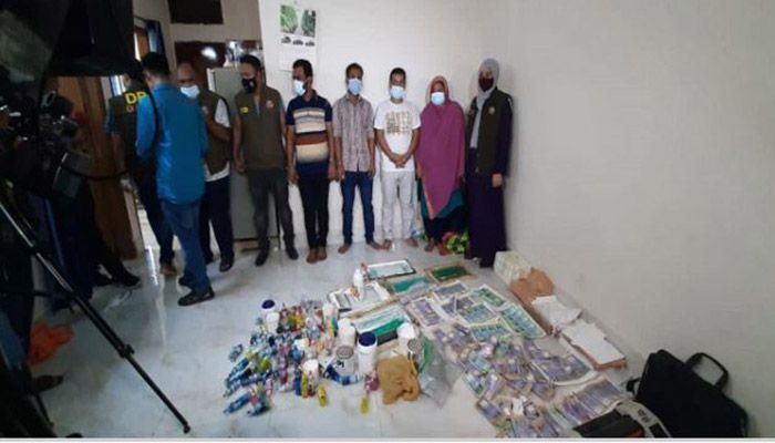 Detective Branch (DB) arrested five persons and recovered a huge amount of counterfeit from Badda Thana area. || Photo: Collected 