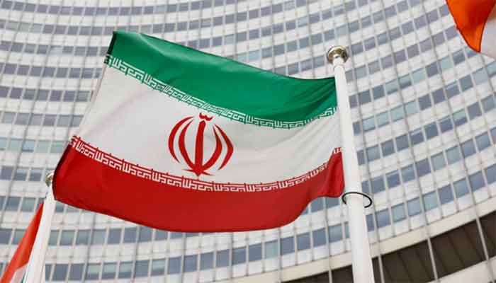 The Iranian flag waves in front of the International Atomic Energy Agency (IAEA) headquarters, amid the coronavirus disease (Covid-19) pandemic, in Vienna, Austria May 23, 2021. || Photo: Reuters
