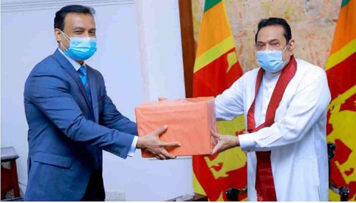 Bangladesh High Commissioner to Sri Lanka Tareq Md Ariful Islam handed over the mangoes to Sri Lankan PM Mahinda Rajapaksa. (Photo: Collected)