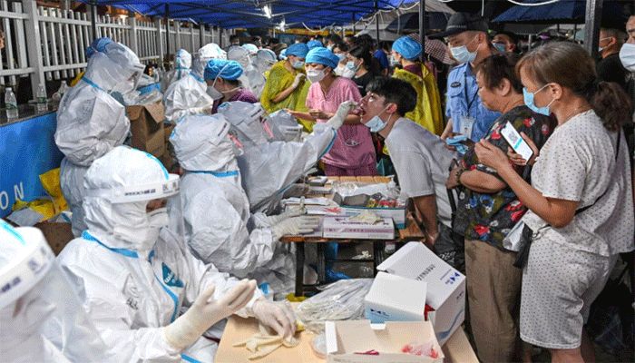 A medical worker collects a swab from a resident during a mass testing for Covid-19 at a makeshift testing site in Guangzhou, Guangdong province, China, May 30, 2021. Picture taken May 30, 2021.|| Reuters Photo: Collected