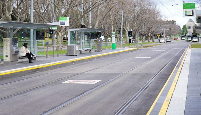 A lone passenger sits at a tram stop on a mostly-empty city centre street on the first day of a lockdown as the state of Victoria looks to curb the spread of a coronavirus disease outbreak in Melbourne, Australia, July 16, 2021. || Photo: Reuters