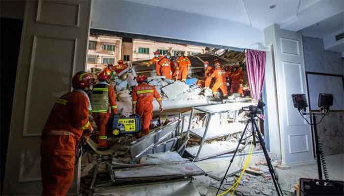Rescuers work at the site where a hotel building collapsed in Suzhou, Jiangsu province, China July 12, 2021. || Photo: Reuters