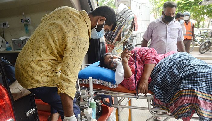 Relatives rushed the Covid-19 patients to the hospital. (Photo: Collected)