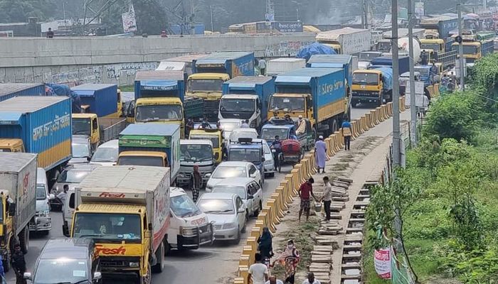 several hundred workers from Opex and Sinha Group took to the Dhaka-Sylhet and Dhaka-Chattogram highways and staged sit-ins there. (Photo: Collected)