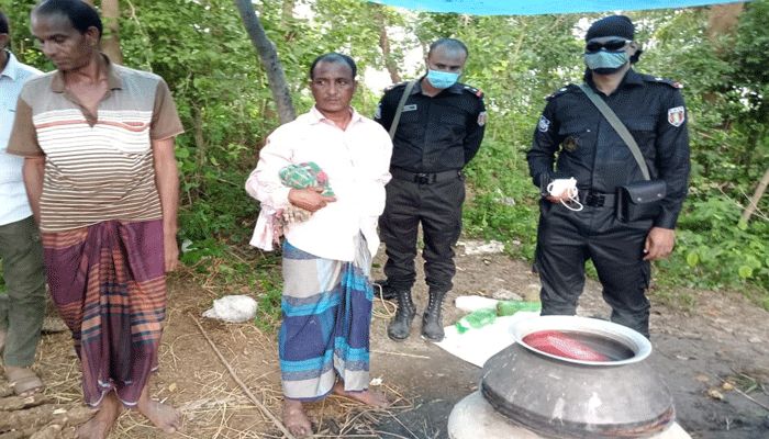 2 Drug Peddlers Held with Liquor in Rajshahi  