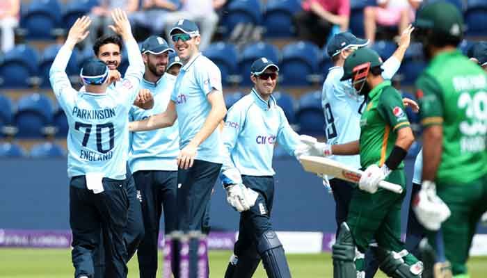 England's Saqib Mahmood celebrates taking the wicket of Pakistan's Babar Azam, caught by Zak Crawley with teammates. || Photo: Reuters