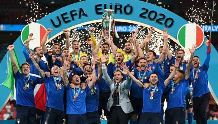 Italy players celebrate with the trophy after defeating England in the Euro 2020 final at the Wembley Stadium in London on Sunday. || Photo: AFP