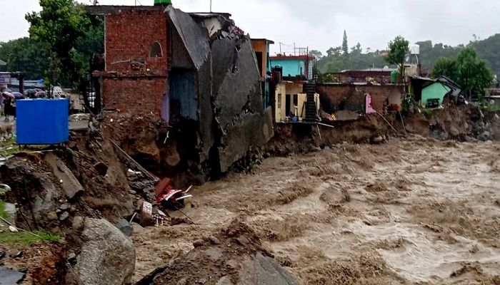 Flash floods in Himachal Pradesh (Photo: Collected)
