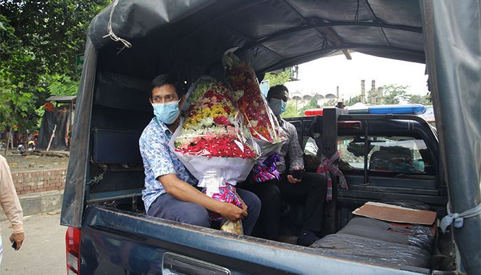 Two BSMMU employees were detained by the police while buying flowers. (Photo: Collected)