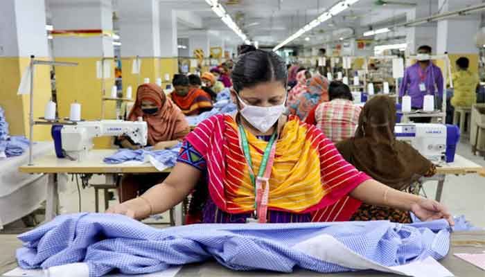 A woman works in a garment factory, as factories reopened after the government has eased the restrictions amid concerns over coronavirus disease outbreak in Dhaka, Bangladesh, May 3, 2020. || Photo: Reuters