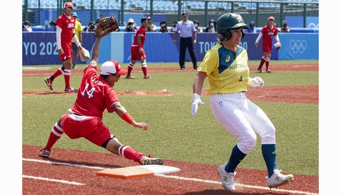 Japan's Minori Naito, left, reacts after getting Australia's Stacey McManus out during the softball game between Japan and Australia at the 2020 Summer Olympics, Wednesday, July 21, 2021, in Fukushima , Japan. || Photo: AP