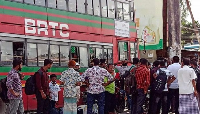 Road Blockade by Garment Workers, Finally Buses Left for Dhaka 