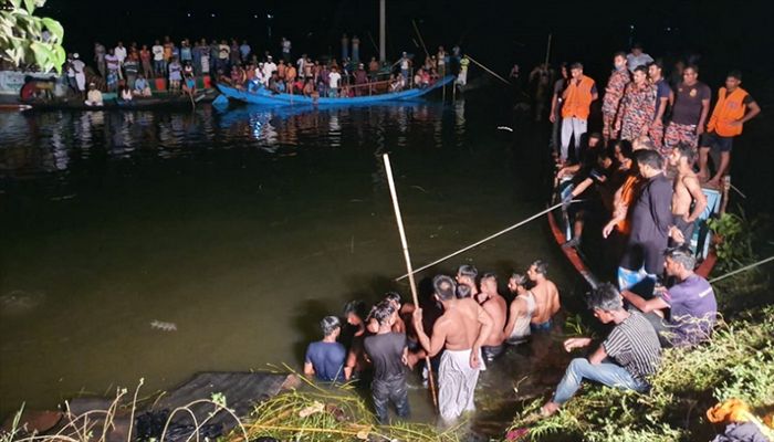 Onlookers gather as others conduct rescue operations for the victims of the boat capsized in Brahmanbaria on August 27, 2021. || AFP Photo: Collected