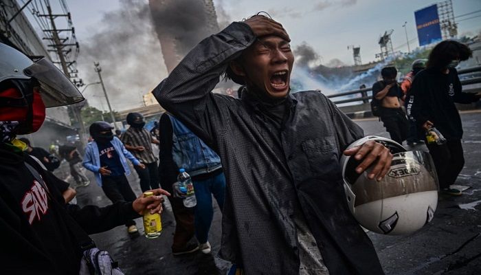 (Bangkok, Thailand) Anti-government protesters react after riot police fired teargas among them. (Photograph: Sirachai Arunrugstichai/Getty Images)