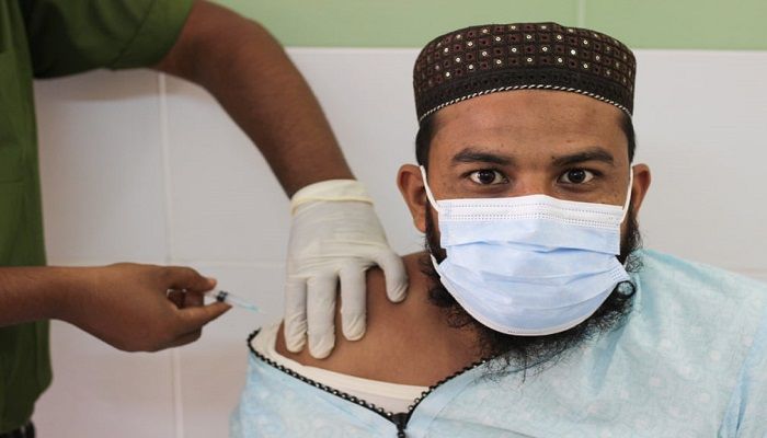 (Sylhet, Bangladesh) Medical staff administer the Moderna COVID-19 Vaccine at the M A G Osmani Medical College & Hospital vaccination centre. (Photo: Md Rafayat Haque Khan)