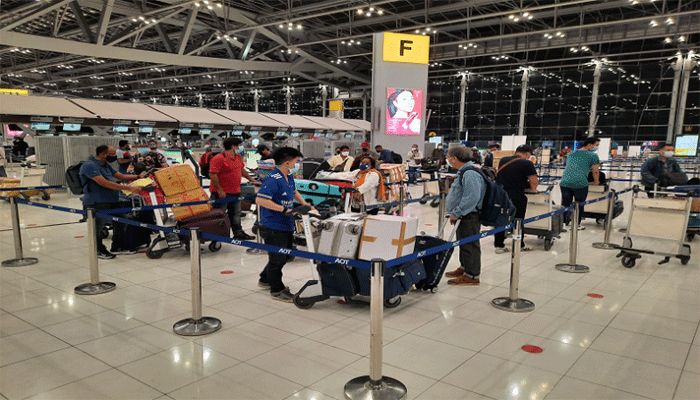 Bangladeshi, Indian and Thai nationals wait in line for departure at the Suvarnabhumi International Airport in Bangkok on July 31, 2021. || Photo: Collected