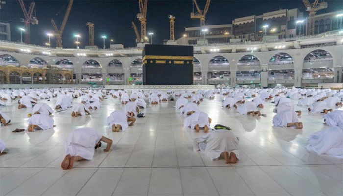 Muslims, keeping a safe social distance, pray as they perform Umrah at the Grand Mosque after Saudi authorities ease Covid-19 restrictions, in the holy city of Mecca, Saudi Arabia, November 1, 2020. || Reuters Photo: Collected 