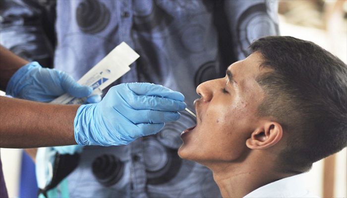 A health worker taking sample for Covid-19 testing at Mugda General Hospital, Dhaka, June 21, 2021. || Photo: Collected