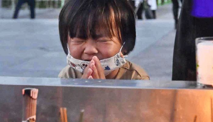 A child prays in front of the cenotaph dedicated to the victims of the atomic bombing at the Hiroshima Peace Memorial Park in Hiroshima, western Japan Friday, Aug. 6, 2021 || AP Photo: Collected