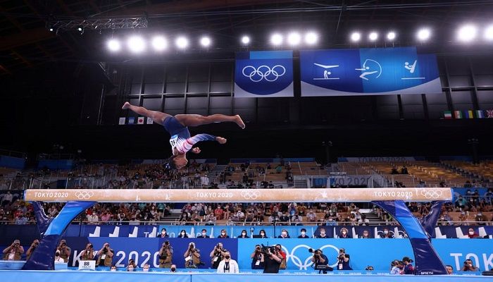 (Tokyo, Japan) Simone Biles of the United States is seen in action on the balance beam at the Ariake Gymnastics Centre during the Tokyo 2020 Olympics. Biles closed off the women’s gymnastics events in Tokyo with one of the most heartening moments of the Games by winning bronze on the balance beam with a score of 14,000 (Photograph: Mike Blake/Reuters)