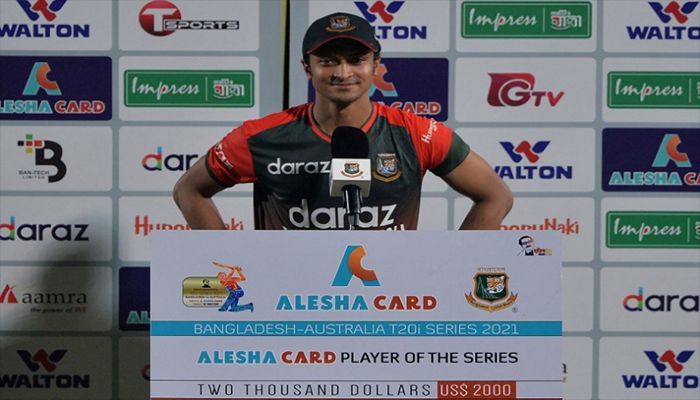 Shakib Al Hasan receives player of the match after winning the fifth and final Twenty20I against Australia at the Sher-e-Bangla National Cricket Stadium in Dhaka, August 9, 2021. || AFP Photo: Collected