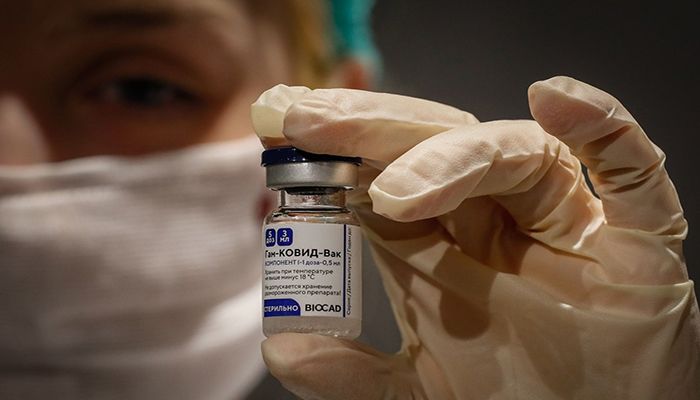 A medical specialist holds a vial of Sputnik V vaccine against the coronavirus in a department store in Moscow, Russia, January 18, 2021. || Reuters Photo: Collected  
