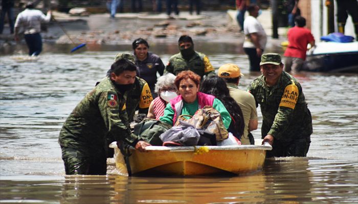 Members of the Mexican Army evacuate patients of the IMSS Hospital in Tula de Allende, Hidalgo state, Mexico, on September 07, 2021. || AFP Photo: Collected  