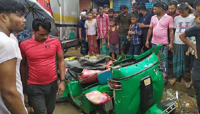 Onlookers gather around a damaged CNG-run autorickshaw after a bus hit the vehicle in Monoharganj Upazila of Cumilla on Saturday, September 18, 2021. || Photo: Collected 