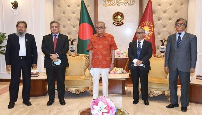 President M Abdul Hamid  with a delegation of Dhaka University (DU) || Photo: BSS