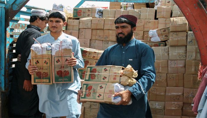 Labourers unload boxes of pomegranates from Afghanistan, from a truck at the 'Friendship Gate' crossing point, in the Pakistan-Afghanistan border town of Chaman, Pakistan, September 7, 2021. || Reuters Photo: Collected