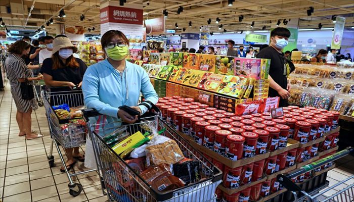 People wait to pay for their groceries after the government advised people to reduce leaving their homes and limit gatherings due to an increasing number of locally transmitted Covid-19 infections, in Taipei, Taiwan, May 15, 2021. || Reuters Photo: Collected