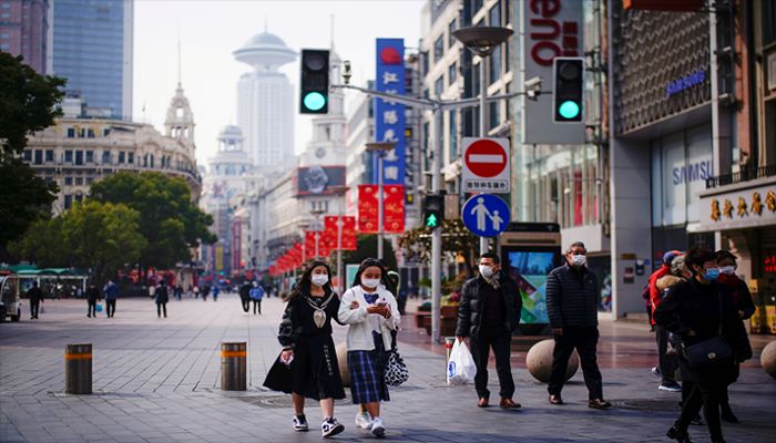 People wearing face masks walk at a main shopping area, following the Covid-19 outbreak in Shanghai, China January 27, 2021. || Reuters Photo: Collected