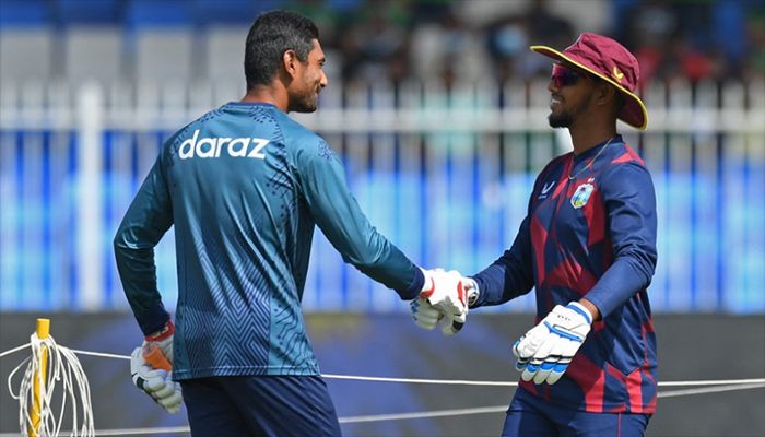 Bangladesh's captain Mahmudullah (L) shakes hands with West Indies' Evin Lewis before the start of the ICC men’s Twenty20 World Cup cricket match between Bangladesh and West Indies at the Sharjah Cricket Stadium in Sharjah on October 29, 2021. || AFP Photo: Collected