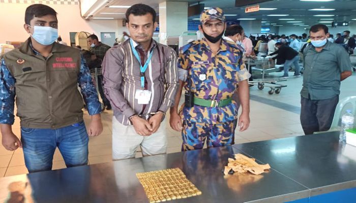 CAAB Employee Detained with Gold Bars at Chattogram's Shah Amanat Airport || Photo: Collected