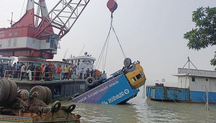 The salvage operations for RoRo ferry Shah Amanat || Photo: Collected 
