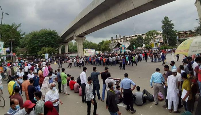 Students Block Shahbagh Protesting Attacks on Puja Mandaps   