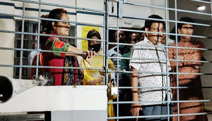 Confined Teachers-Officials of Rabindra University Released after 10 Hours || Photo: Collected 