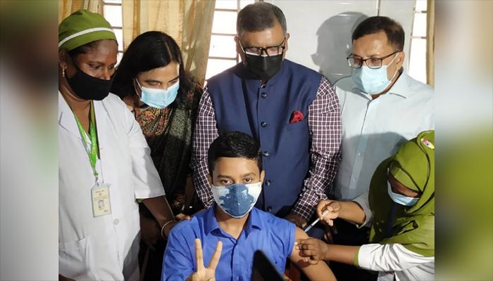 A school student receives a Covid jab at Colonel Malek Medical College and Hospital in Manikganj on Thursday, October 14, 2021. || Focus Bangla File Photo: Collected