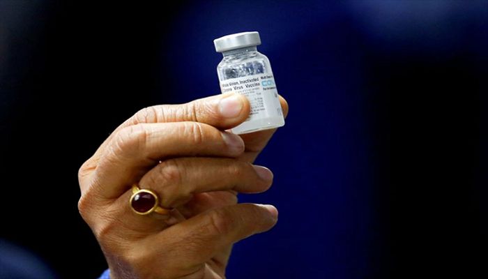 Indian Health Minister Harsh Vardhan holds a dose of Bharat Biotech's Covid-19 vaccine - COVAXIN, during a vaccination campaign at All India Institute of Medical Sciences (AIIMS) hospital, New Delhi, India, January 16, 2021. || Reuters Photo: Collected