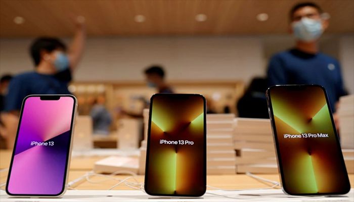 Apple's iPhone 13 models are pictured at an Apple Store on the day the new Apple iPhone 13 series goes on sale, in Beijing, China, September 24, 2021. || Reuters Photo: Collected