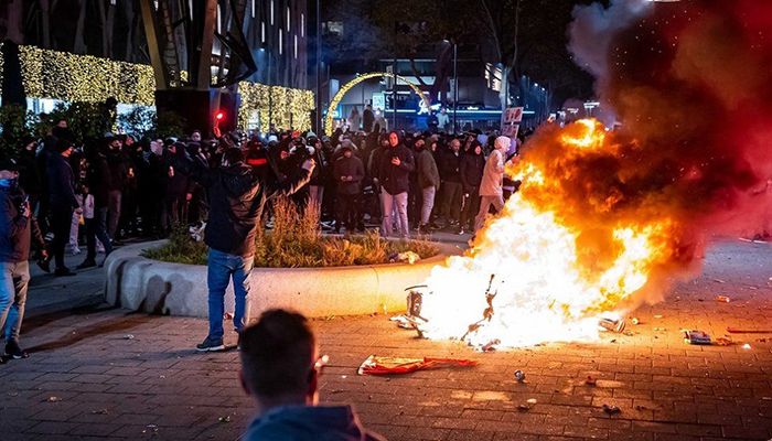 Dutch Police Clash With Anti-Lockdown Rioters   