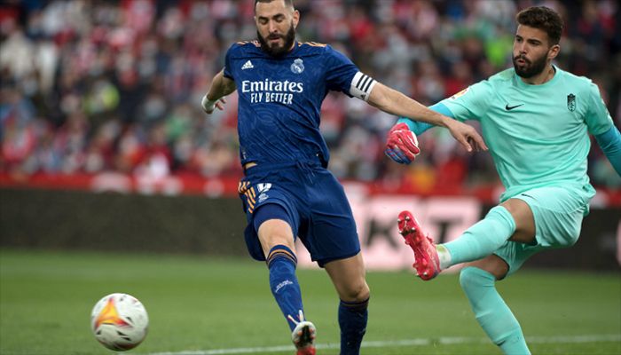 Real Madrid's French forward Karim Benzema (L) fights for the ball with Granada's Portuguese goalkeeper Maximiano during the Spanish League football match between Granada FC and Real Madrid CF at Nuevo Los Carmenes stadium in Granada on November 21, 2021. || AFP Photo: Collected 